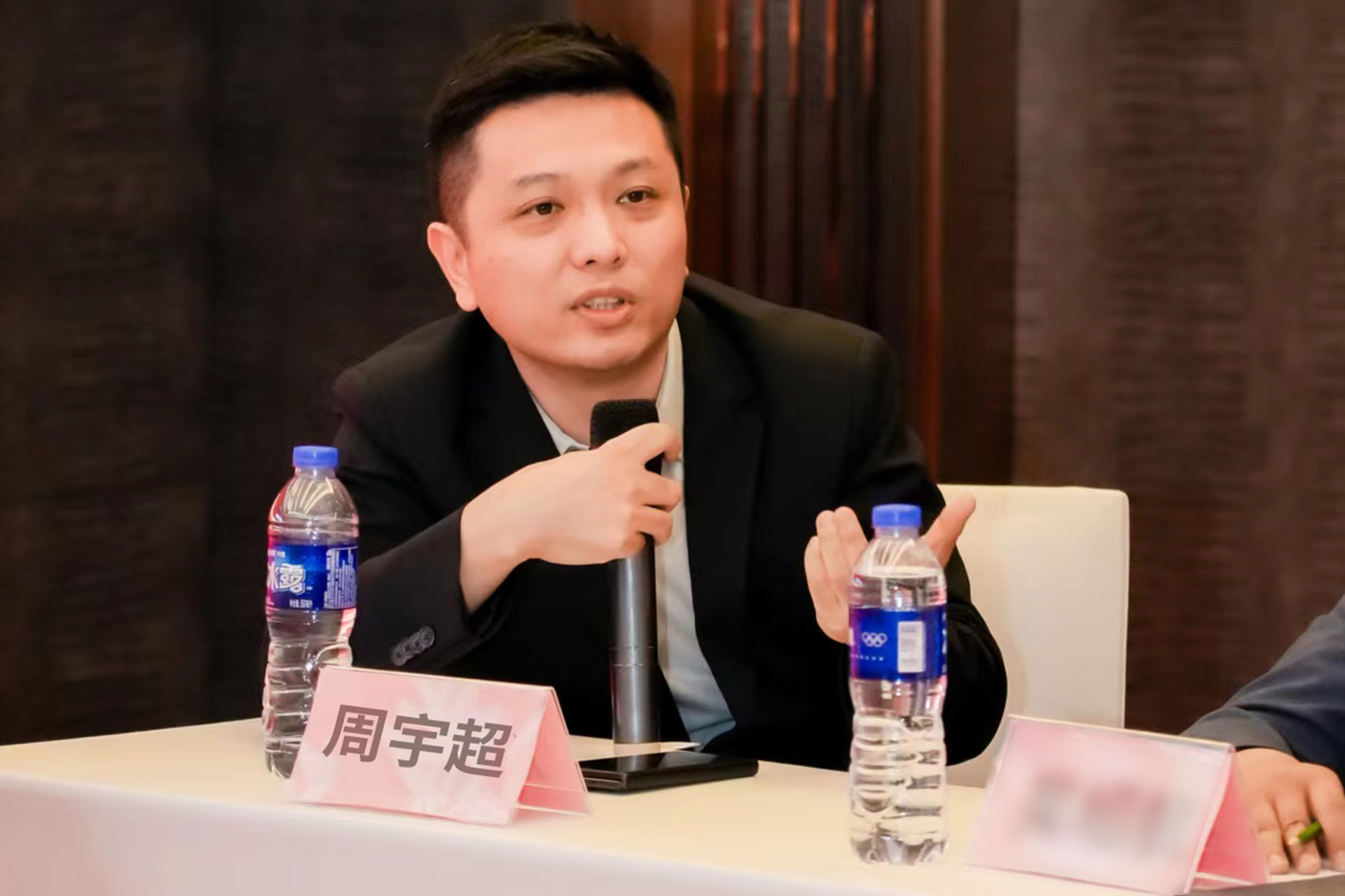 1、1动图-Peter照片-裁剪+p字.jpg